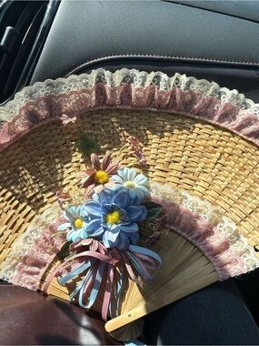 Source Unknown Pink and Blue Lace Straw Hand Fan with Floral Bouquet
